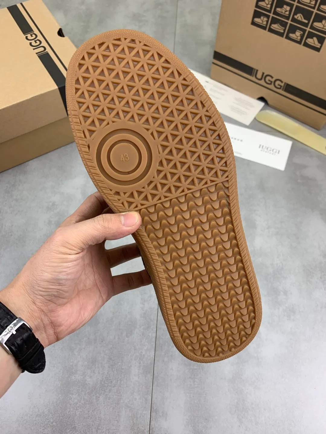 Men's shoes 💰P520 New arrival 🆕🆕🆕 26 new IUGGI men's moral training shoes Winter lace-up low-cut casual men's shoes Outer layer of cowhide, rubber outsole, lining with wool, comfortable and breathable💯 Versatile winter essentials👌 Transform your feet into the brightest "boy"❗️ Size: 39-44 Three colors